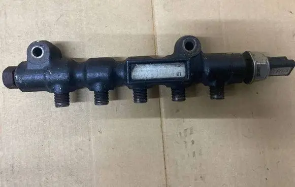 Citroen C4 I Fuel distributor 220527496807