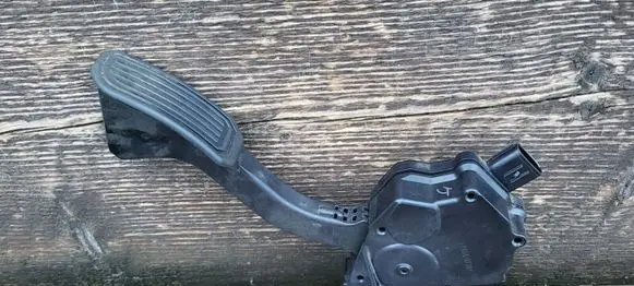 Toyota Prius+ (ZVW40) Accelerator throttle pedal 7811012050