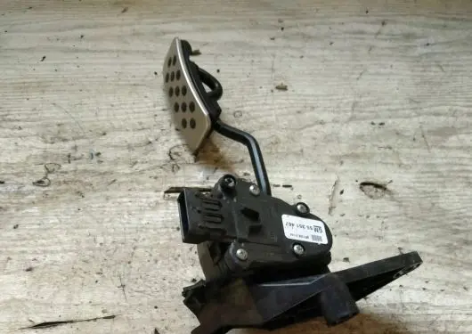 Opel Tigra B Accelerator throttle pedal 55351467