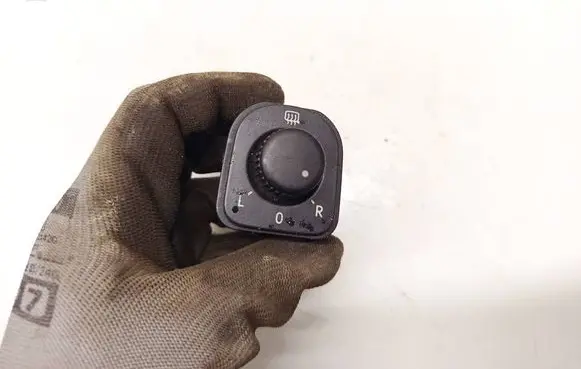 Volkswagen PASSAT B6 Wing mirror switch 1K0959565H