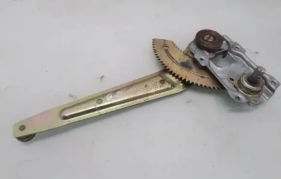 Rear door manual window regulator