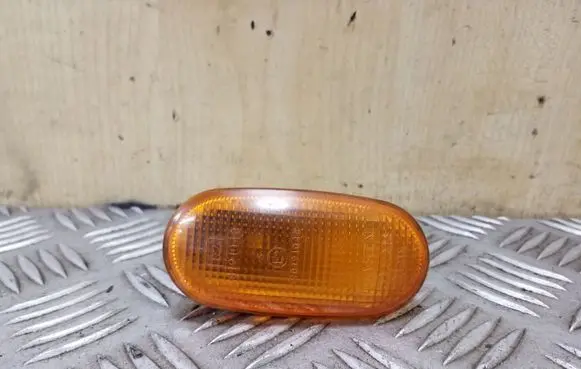 Mitsubishi Colt Front fender indicator light