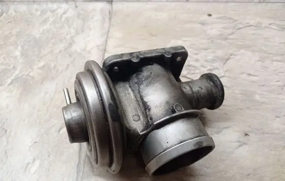 BMW 5 E39 EGR valve 7785452 778545204