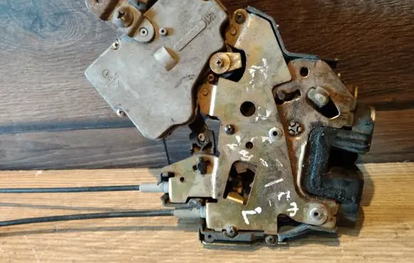 Subaru Legacy Front door lock