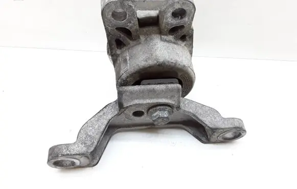 Volvo V70 Engine mount bracket