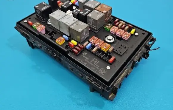 Opel Astra J Fuse box set 13318785 IMPRK1555804