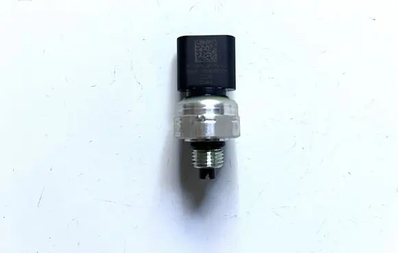 Tesla Model Y Air conditioning (A/C) pressure sensor 158161000C