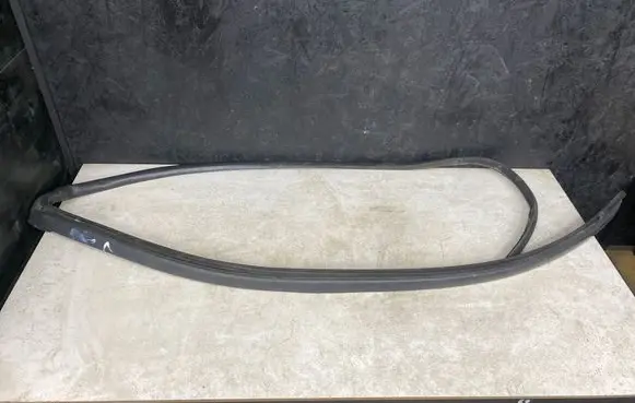 Opel Vivaro Windshield trim