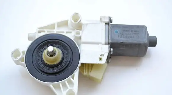 Toyota Auris 150 Front door window regulator motor 2518200742