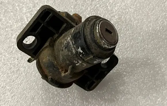 Mercedes-Benz 190 W201 Loading door lock 