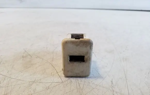 Chevrolet Captiva USB socket connector 20944418