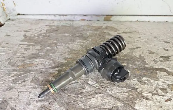 Volkswagen PASSAT B5.5 Fuel injector 038130073AJ