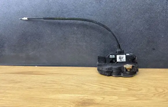 Opel Insignia A Front door lock 13503802