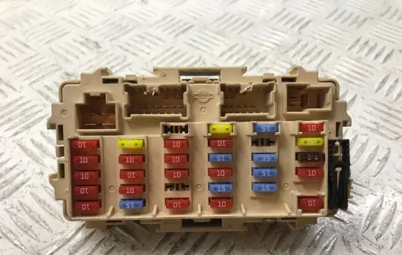 Nissan X-Trail T30 Fuse module 24350EQ300 20506031311