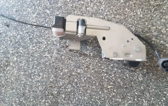 Volkswagen Touareg I Tailgate window lock/catch/latch 7L0827506E