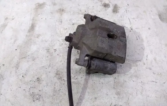Lexus CT 200H Front brake caliper