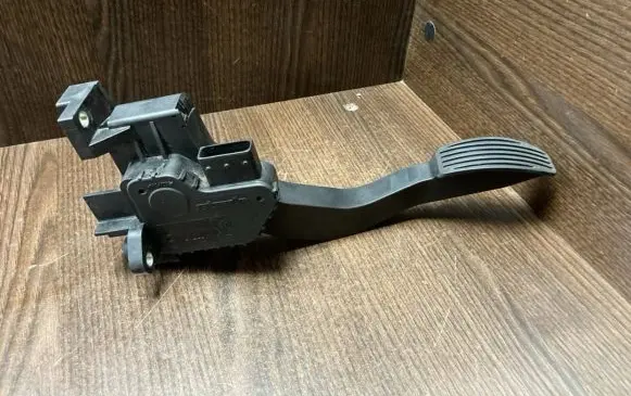 Accelerator throttle pedal