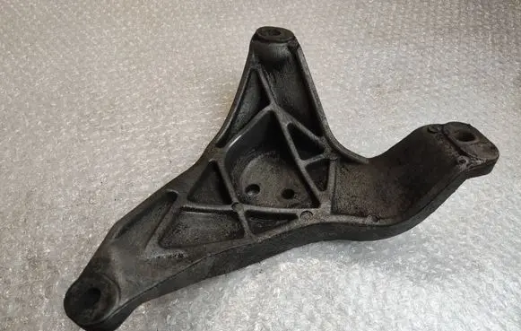 BMW 5 E39 Engine mounting bracket 1098080