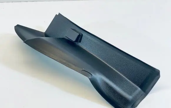 Rear/tail light trim molding