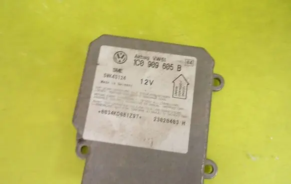 Volkswagen Golf IV Airbag control unit/module 1C0909605B