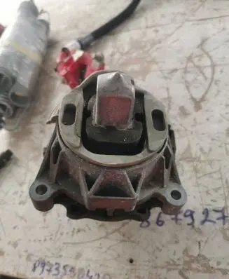 BMW X3 F25 Engine mount bracket 685572201