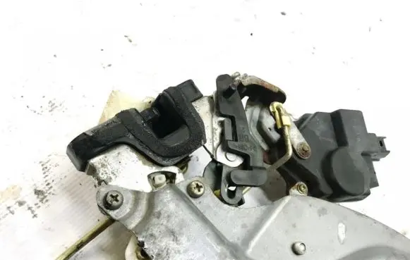 Hyundai Trajet Rear door lock