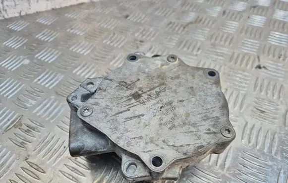 Volkswagen Golf VII Vacuum pump 06L145100F