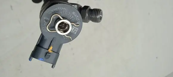 Opel Vivaro Fuel injector 0445110546