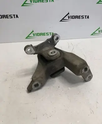 Honda CR-V Engine mount bracket
