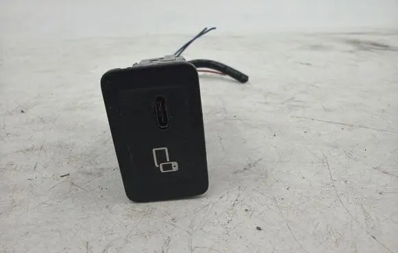 Mercedes-Benz Sprinter W907 W910 USB socket connector A2478207302