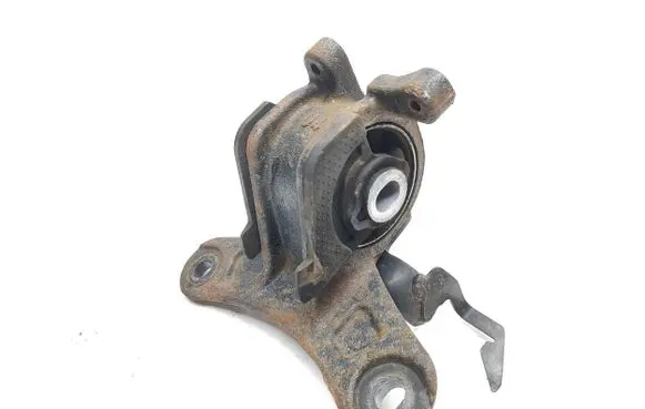 Toyota RAV 4 (XA50) Engine mount bracket