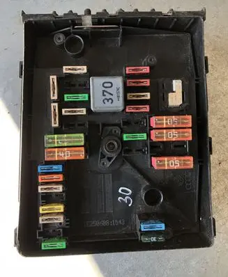 Volkswagen PASSAT B6 Fuse box set 1E250608