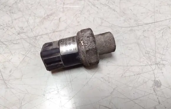 Volkswagen PASSAT B5.5 Air conditioning (A/C) pressure sensor 8D0959482B