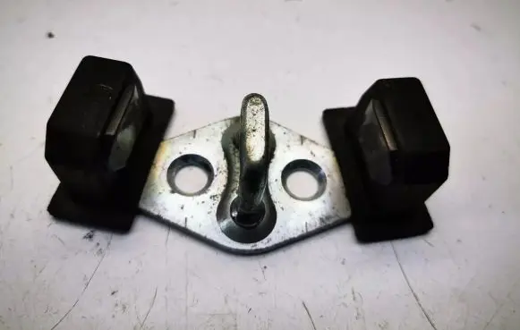 KIA Sportage Trunk lock loop 