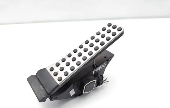 Mercedes-Benz E C207 W207 Accelerator throttle pedal A2043000182