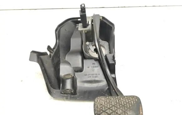 Mercedes-Benz CLS C219 Brake pedal A2116840918 2112900119