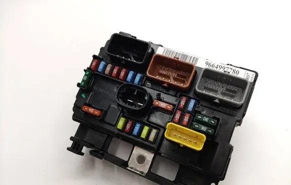 Peugeot 207 Fuse module 9664997780