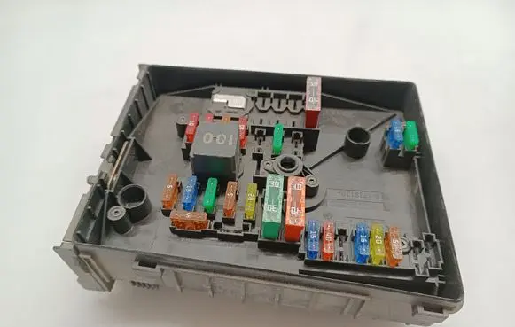 Volkswagen Caddy Fuse module 1K0937806D 8L220814