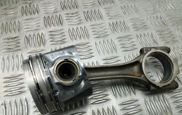 Volkswagen Golf IV Piston with connecting rod 79L69M
