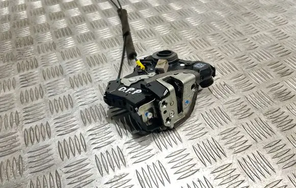 Toyota Corolla Verso E121 Front door lock A046693