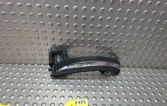Chrysler Pacifica Mirror indicator light 68318297AA