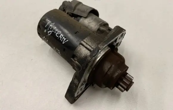 Volkswagen Touran I Starter motor 02Z911023E 0001121408