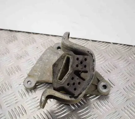 Volkswagen Transporter - Caravelle T5 Engine mount bracket