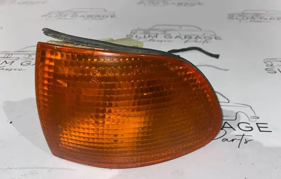 BMW 7 E38 Front indicator light 8352135