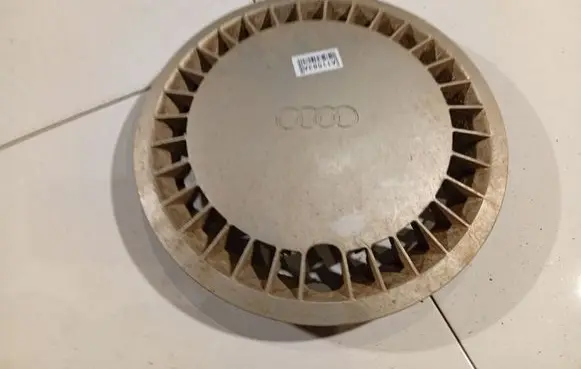 Audi 80 90 B2 R14 wheel hub/cap/trim 811601147B