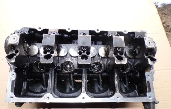 Volkswagen Touran III Engine head 038103373R