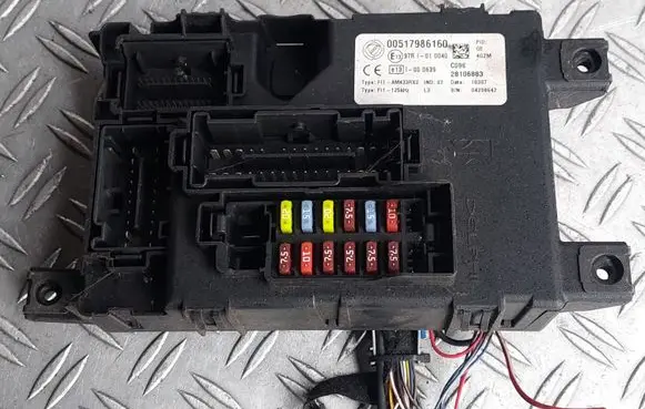 Fiat Punto (188) Fuse module 00517986160
