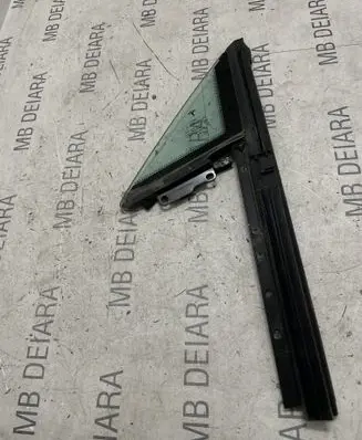 Tesla Model S Front door vent window glass four-door A006451