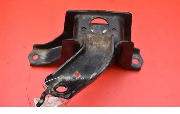 Engine mount vacuum valve