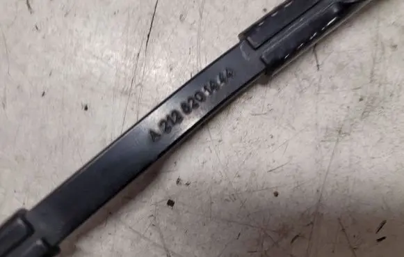 Mercedes-Benz E W212 Front wiper blade arm A2128201444